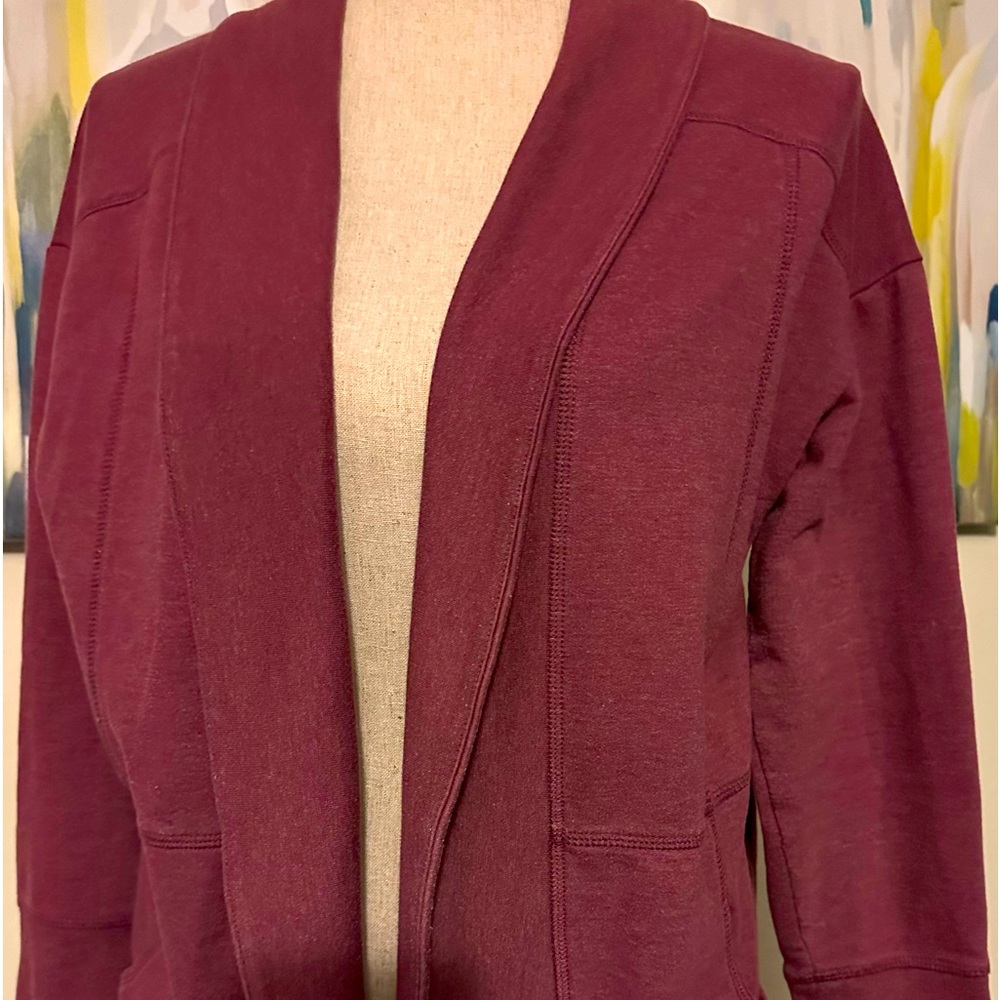 EUC EDDIE BAUER med cardigan in casual jersey material burg. color w/ 2 pockets